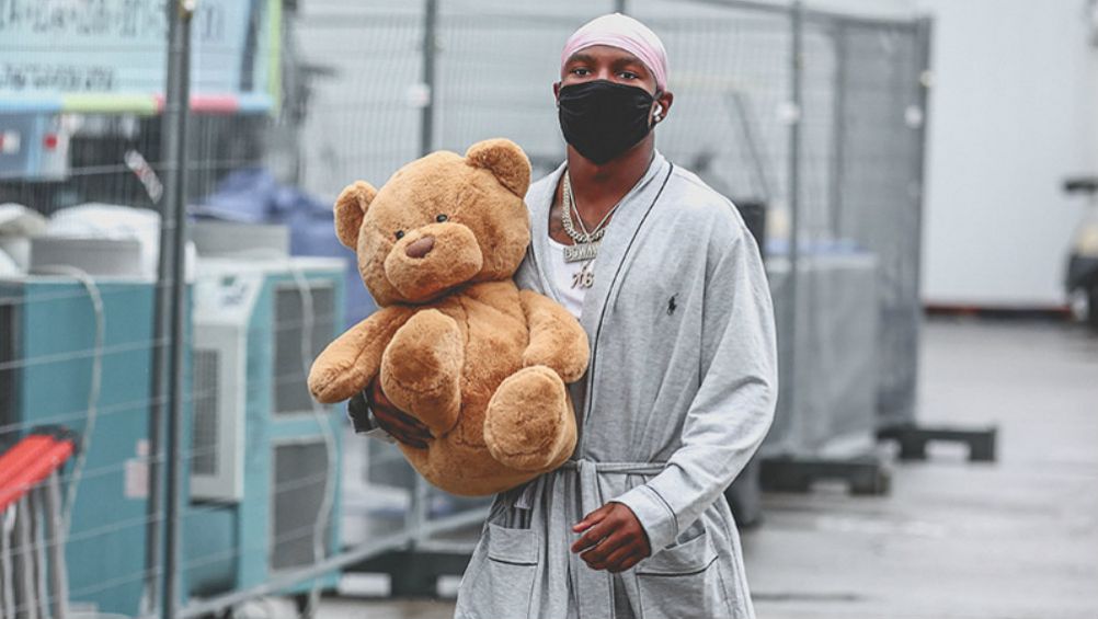 Mecole Hardman llegando al Arrowhead Stadium