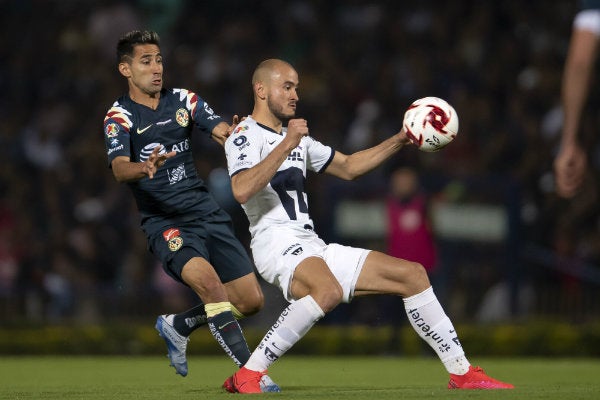 Luis Fuentes en acción con América