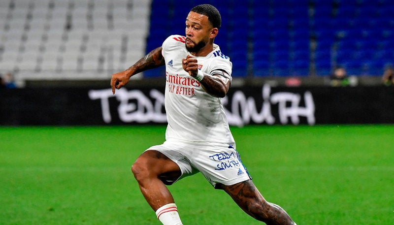 Memphis Depay en partido con Barcelona