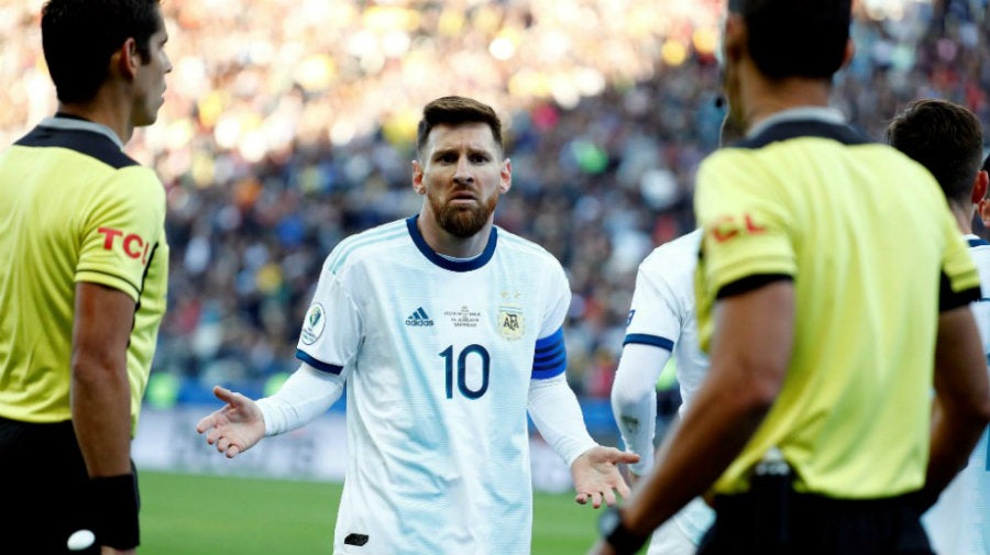 Messi discute con árbitros