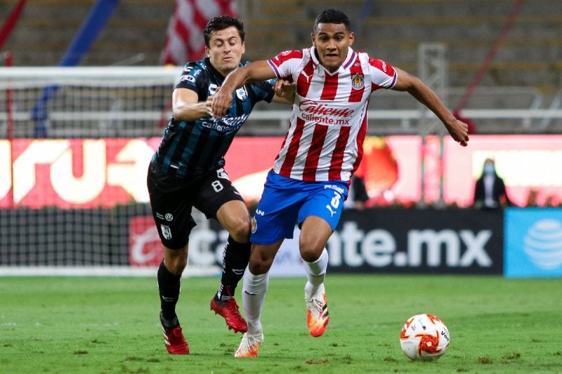 Madrigal y Sepúlveda peleando por un balón 