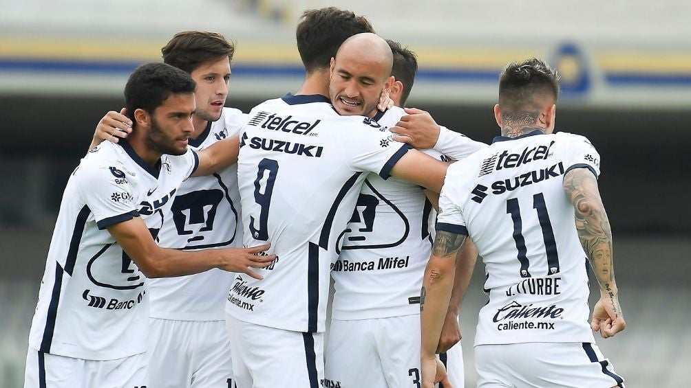 Jugadores de Pumas festejando un gol