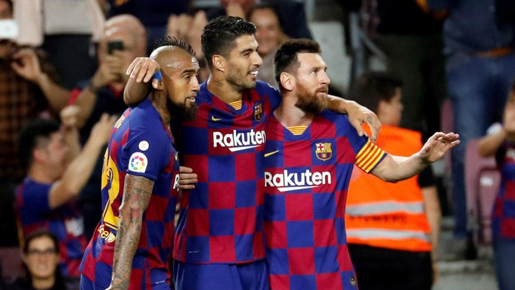 Vidal, Suárez y Messi durante un duelo con el Barcelona 