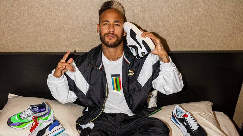 Neymar Jr. posa con calzados de la marca Puma 