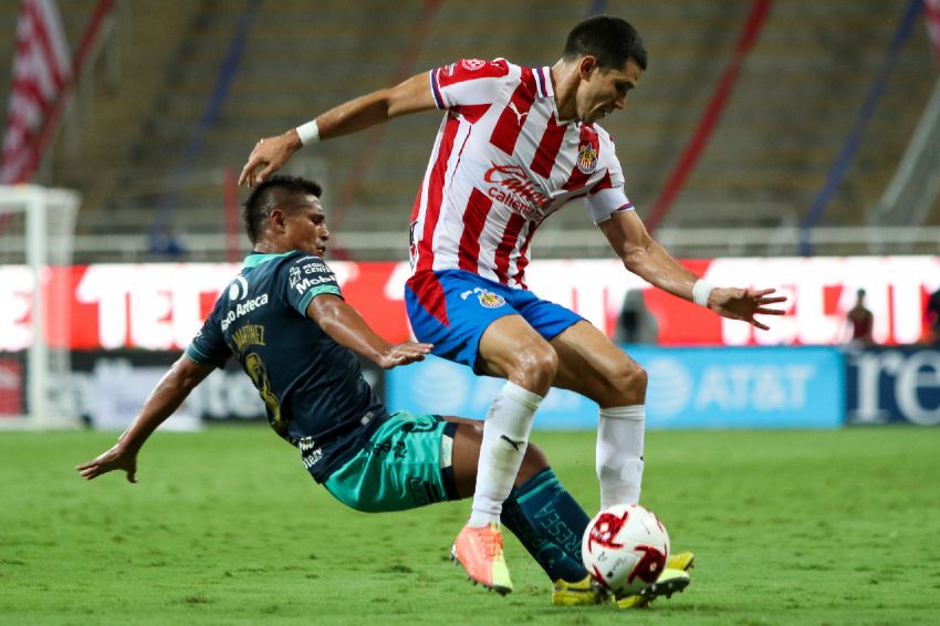 Osvaldo Martínez en el juego ante Guadalajara 