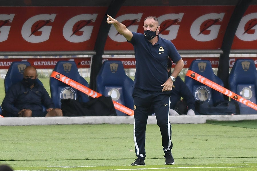 Andrés Lillini dirigiendo a Pumas