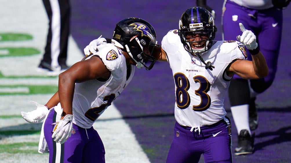 Jugadores de los Ravens festejan una anotación