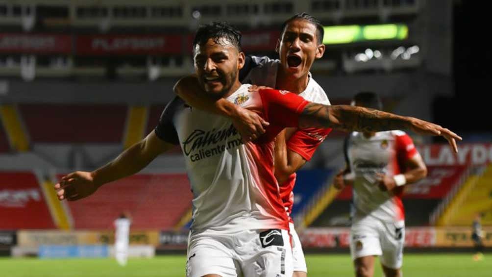 Alexis Vega y Uriel Antuna celebran el gol del triunfo