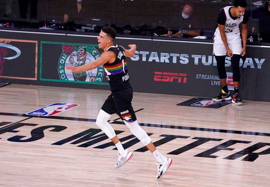 Jugador de Denver celebra la victoria 