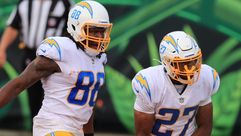 Jugadores de Chargers celebran ante Cincinnati