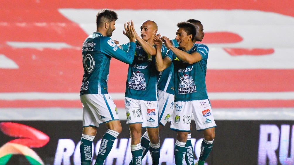 Jugadores de León celebran gol ante Gallos