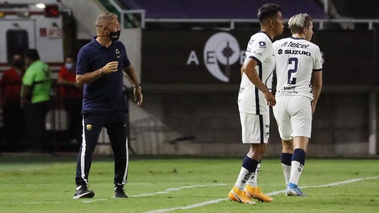 Lillini dando instrucciones en un juego