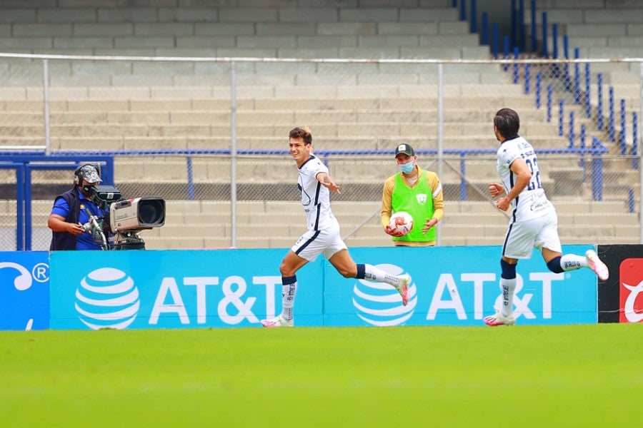 Dinenno celebrando un gol con Pumas