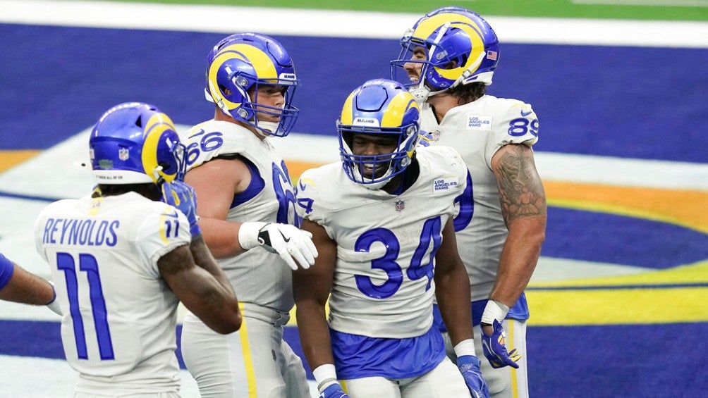 Jugadores de Rams celebran TD vs Dallas