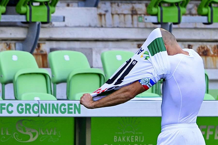 Robben se quitó la playera antes de salir del juego