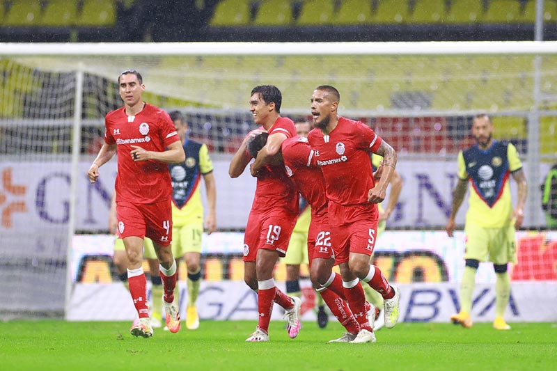 Brandon Sartiaguin celebrando su gol contra las Águilas