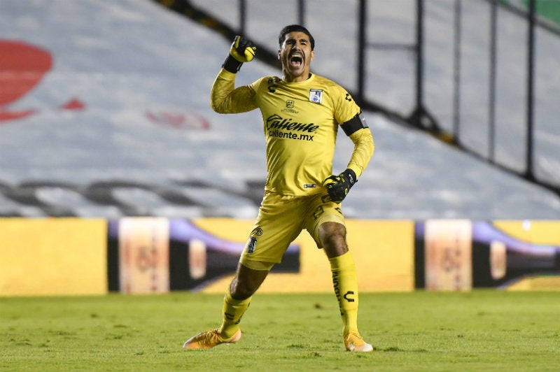 Gil Alcalá en partido con Gallos