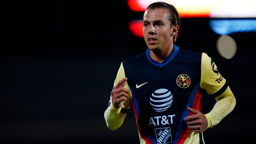 Sebastián Córdova durante un partido con América