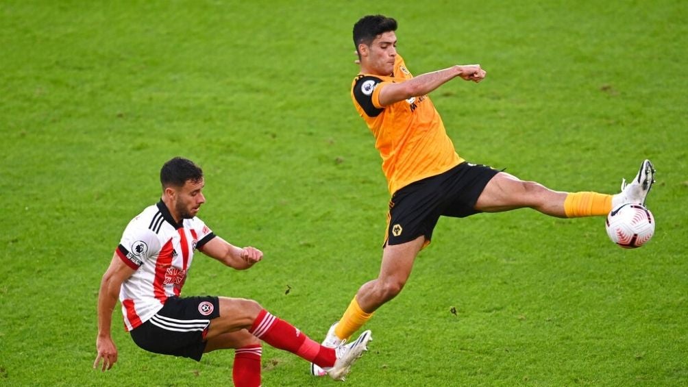 Raúl Jiménez en el juego de Wolverhampton 