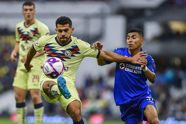 Henry Martín y Orbelín pelean el balón