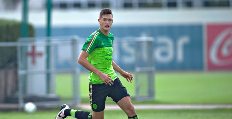 César Montes en entrenamiento con el Tri