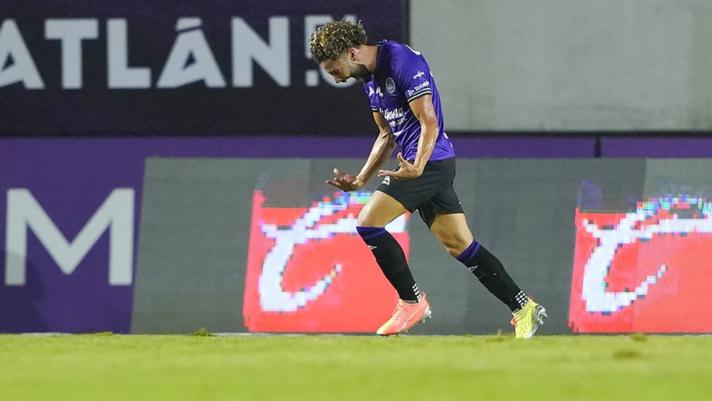 César Huerta festeja un gol con Mazatlán 