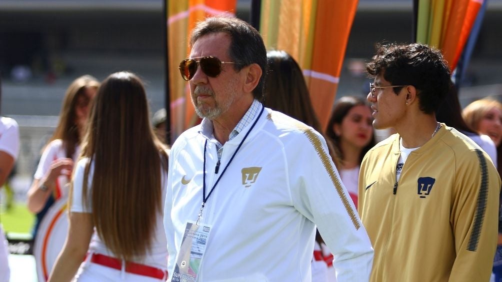 Presidente de Pumas durante un partido 