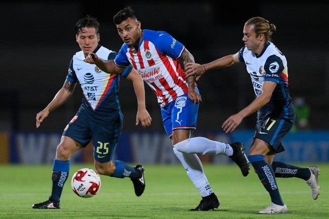 Pelea por el balón en el último Clásico Nacional