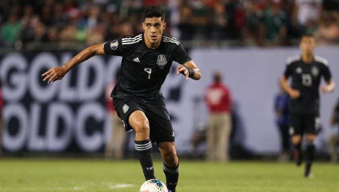 Raúl Jiménez en partido con el TRI