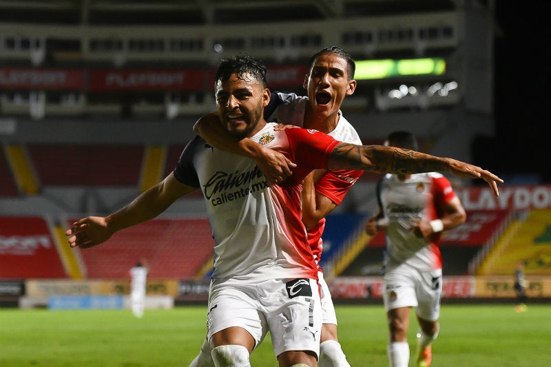 Antuna y Vega en festejo de gol