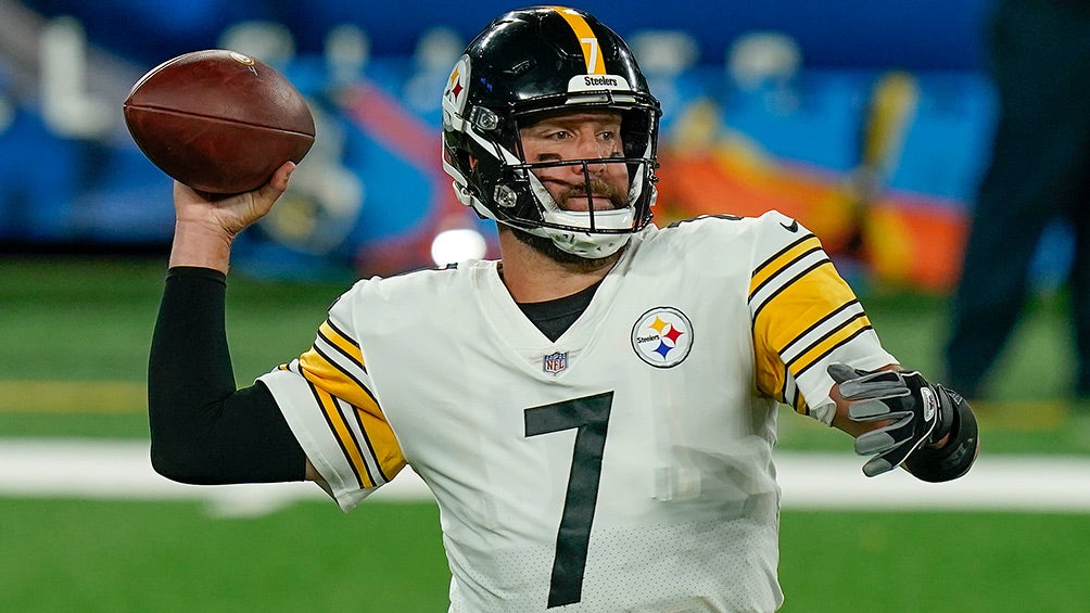 Big Ben prepara un pase en un juego de los Steelers