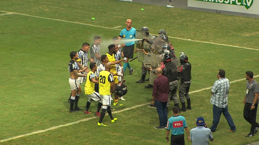 El momento en el que lanzan gas pimienta a los jugadores del Treze