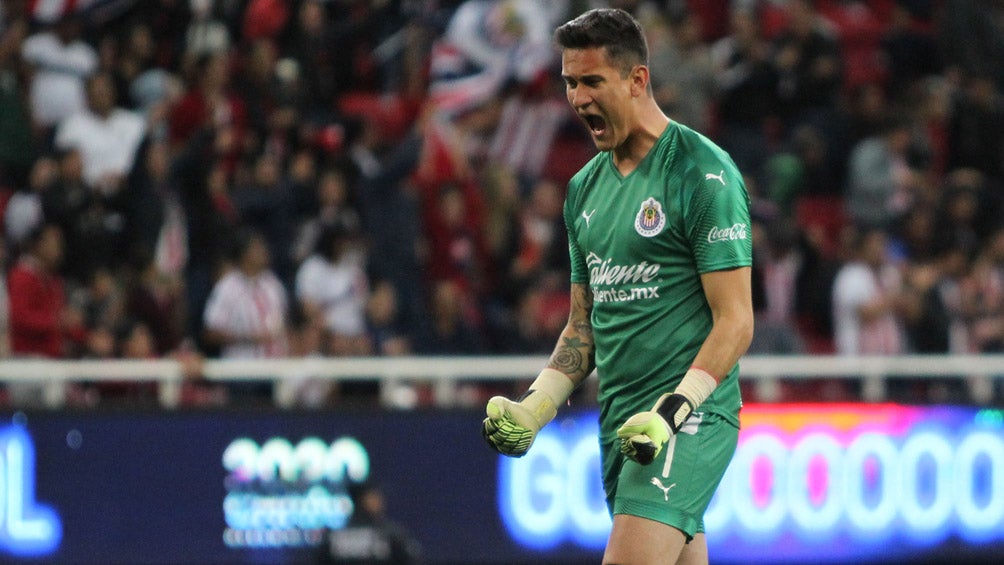 Raúl Gudiño festeja un gol de Chivas en Liga MX 