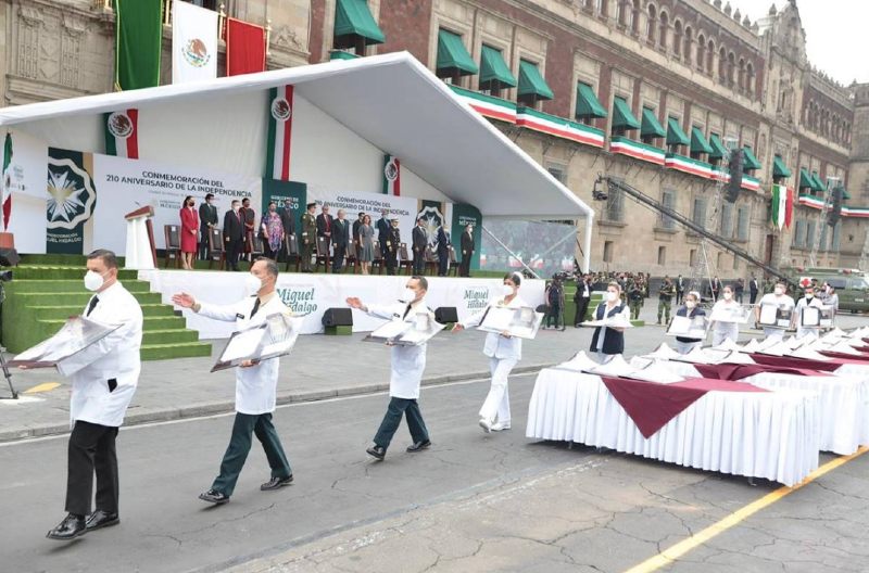 Los médicos desfilando con sus preseas 