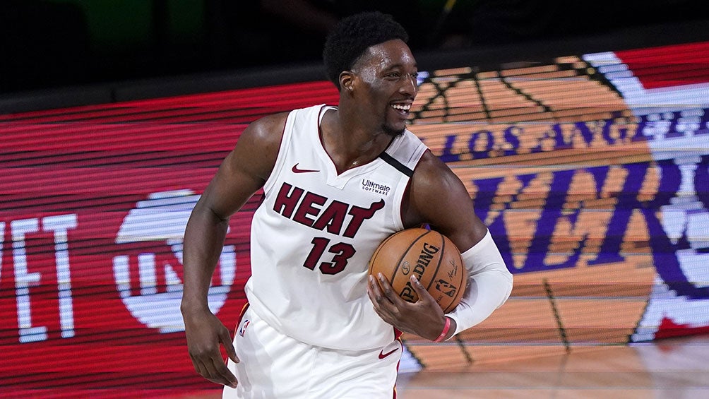 Bam Adebayo festeja la victoria sobre los Celtics