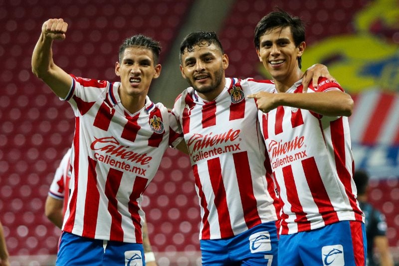 Antuna, Vega y Macías celebrando un gol 