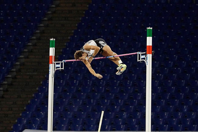 Duplantis, en el momento del salto