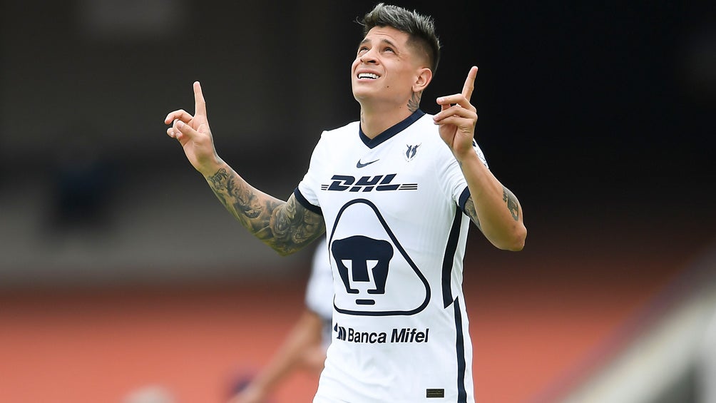 Juan Manuel Iturbe durante un duelo con Pumas en CU 