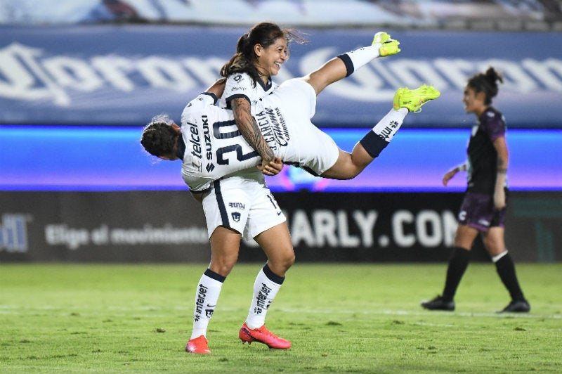 Pumas en festejo de gol