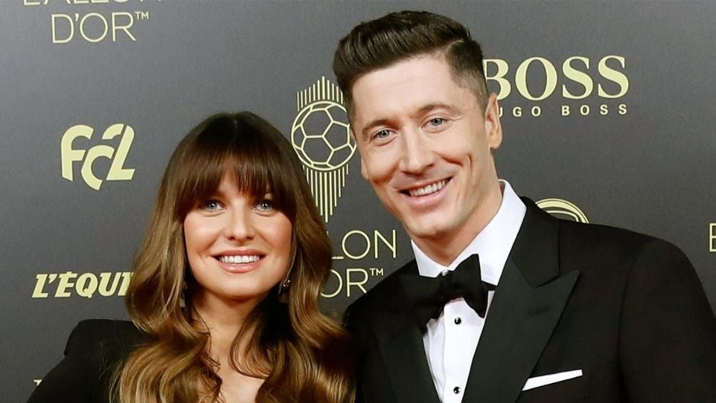 Robert Lewandowski con su esposa en un evento 