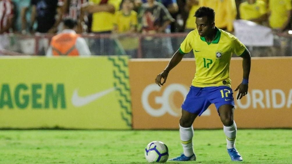 Rodrygo durante un partido con Brasil 