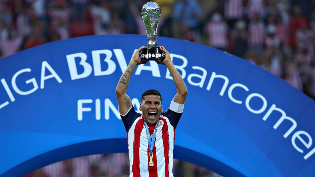 Carlos Salcido como campeón con Chivas