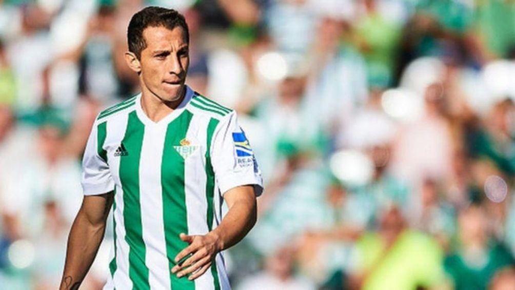 Andrés Guardado en partido con el Betis 