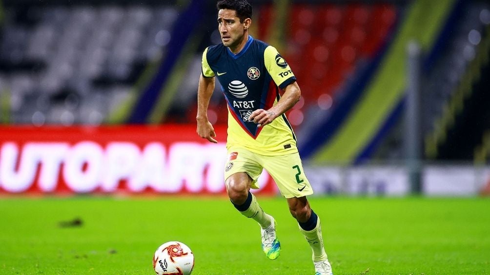 Luis Fuentes en partido con América