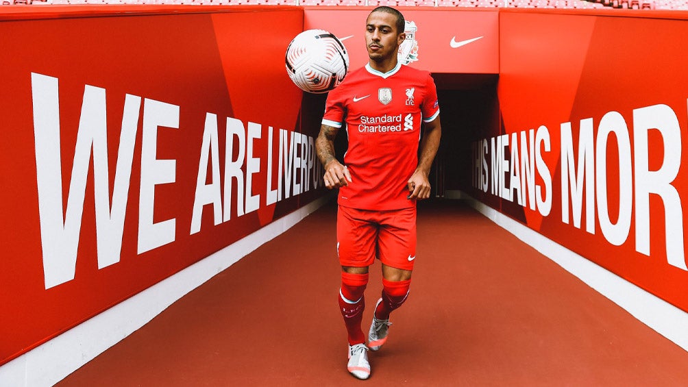 Thiago Alcántara posa con la camiseta del Liverpool 