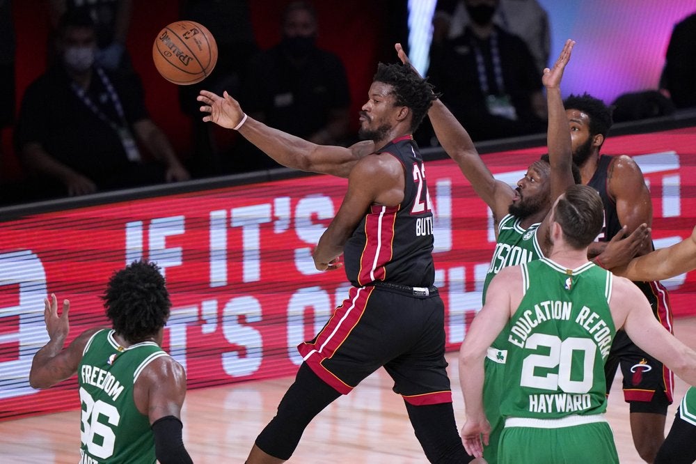 Jae Crowder ante la marca de los jugadores de Boston