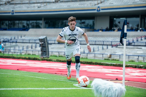 Facundo Waller en acción con Pumas