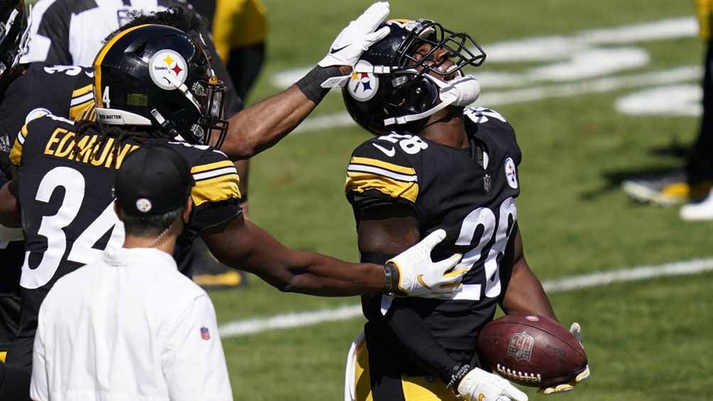 Jugadores de Steelers celebran anotación contra Denver