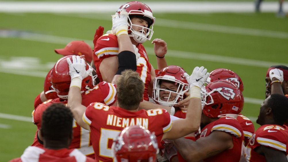 Harrison Butker celebrando la victoria con sus compañeros