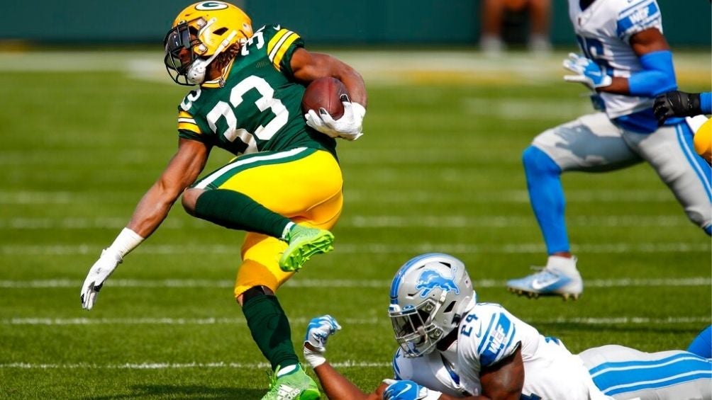 Aaron Jones evade a un rival 